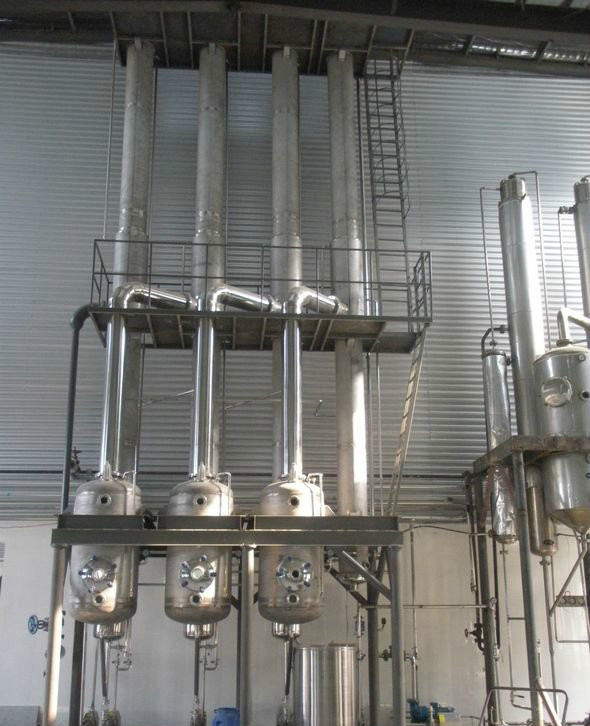 啤酒酵母粉三效降膜蒸发(fā)器现场图